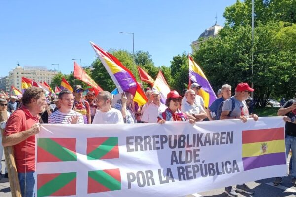 La militancia del PCE-EPK participa en la multitudinaria movilización republicana estatal en Madrid.