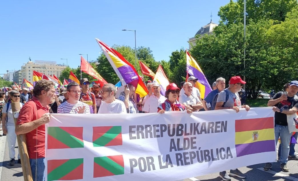 La militancia del PCE-EPK participa en la multitudinaria movilización republicana estatal en Madrid.